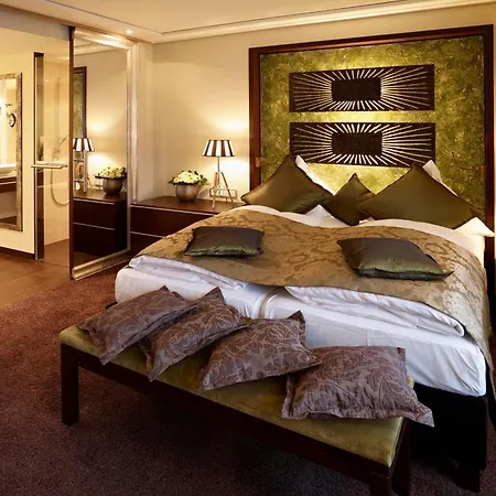 Land & Golf מלון