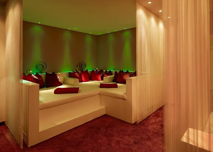 Land & Golf מלון