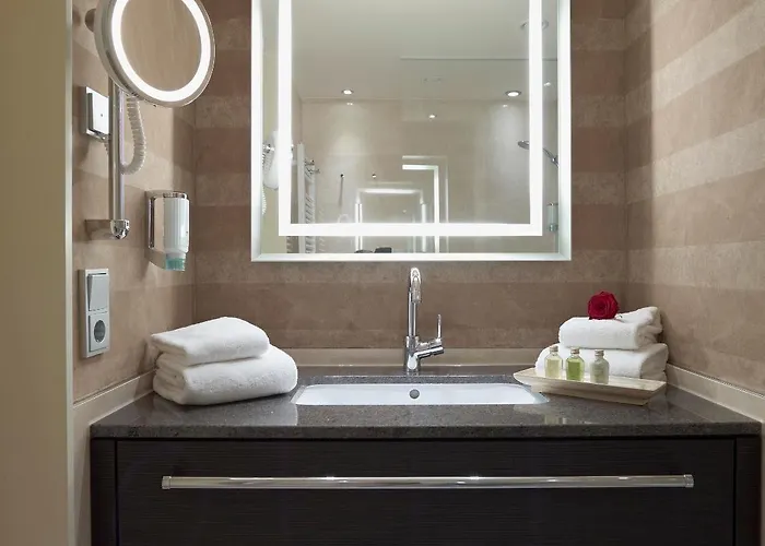 Land & Golf מלון